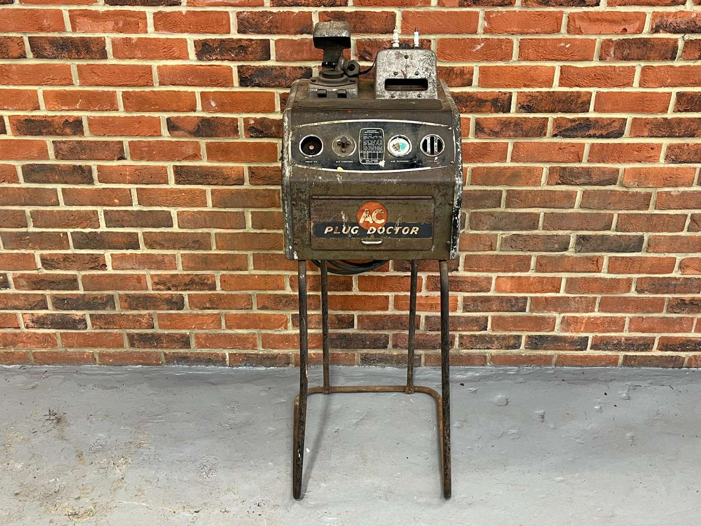 <p>AC Vintage Plug Doctor Machine &nbsp;</p>