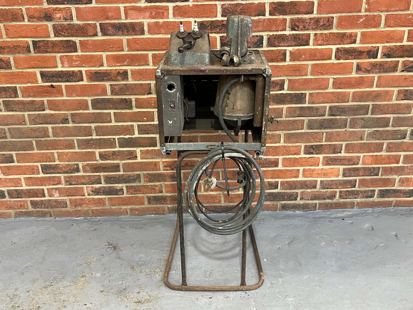 <p>AC Vintage Plug Doctor Machine &nbsp;</p>
