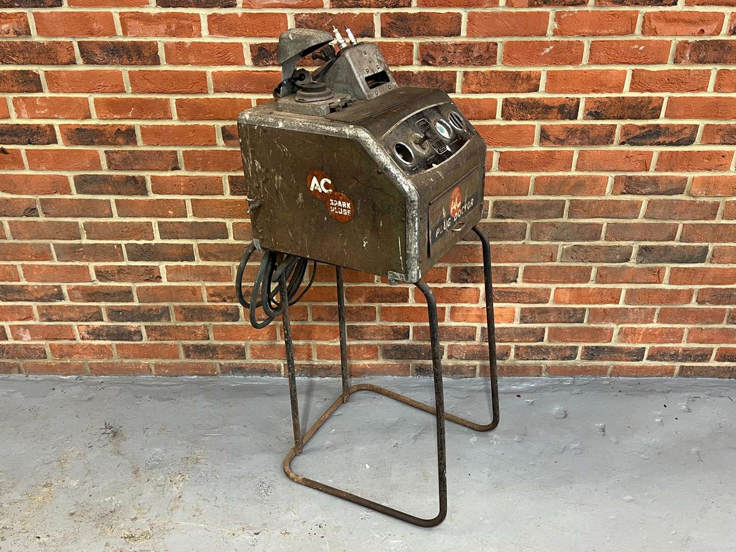 <p>AC Vintage Plug Doctor Machine &nbsp;</p>