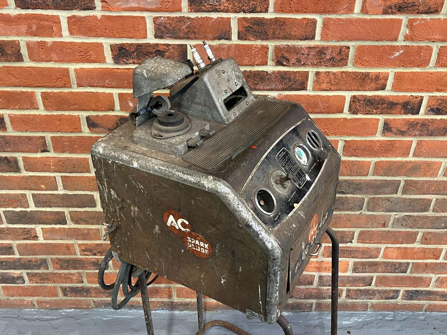 <p>AC Vintage Plug Doctor Machine &nbsp;</p>