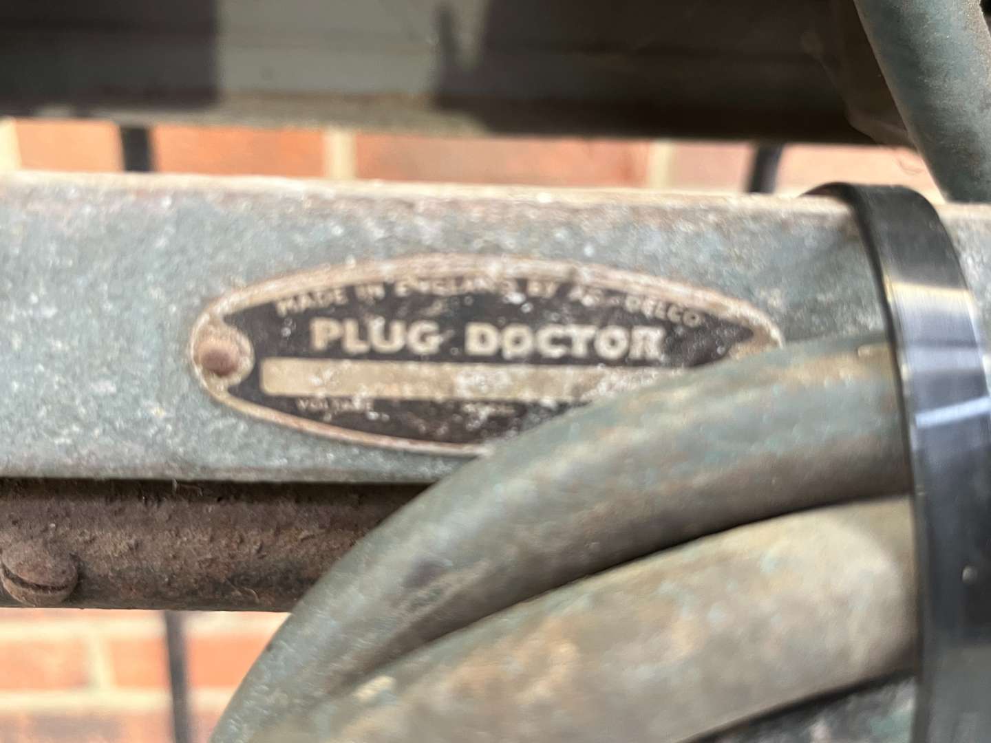 <p>AC Vintage Plug Doctor Machine &nbsp;</p>