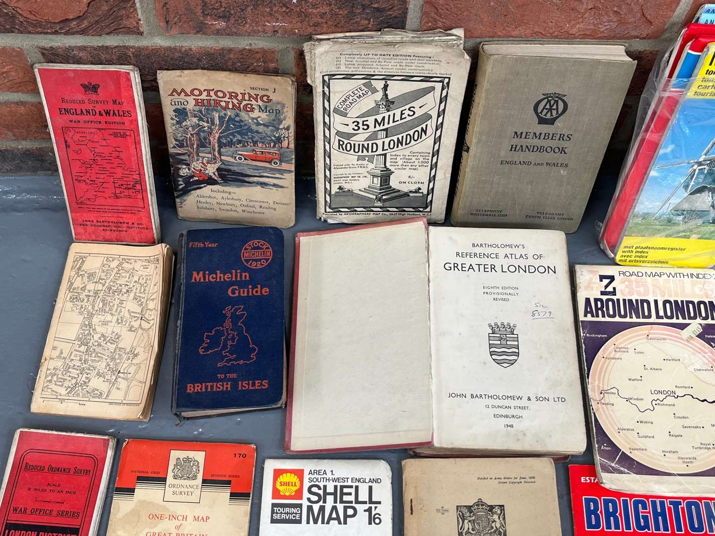 <p>Quantity of Vintage Road Maps</p>