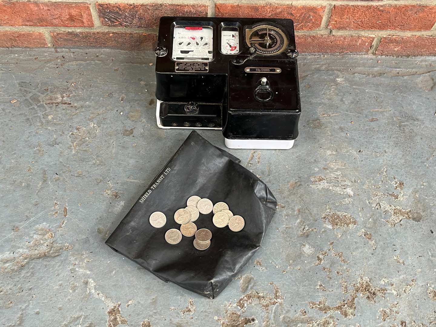 <p>Smiths Vintage Electricity Meter and Coins</p>