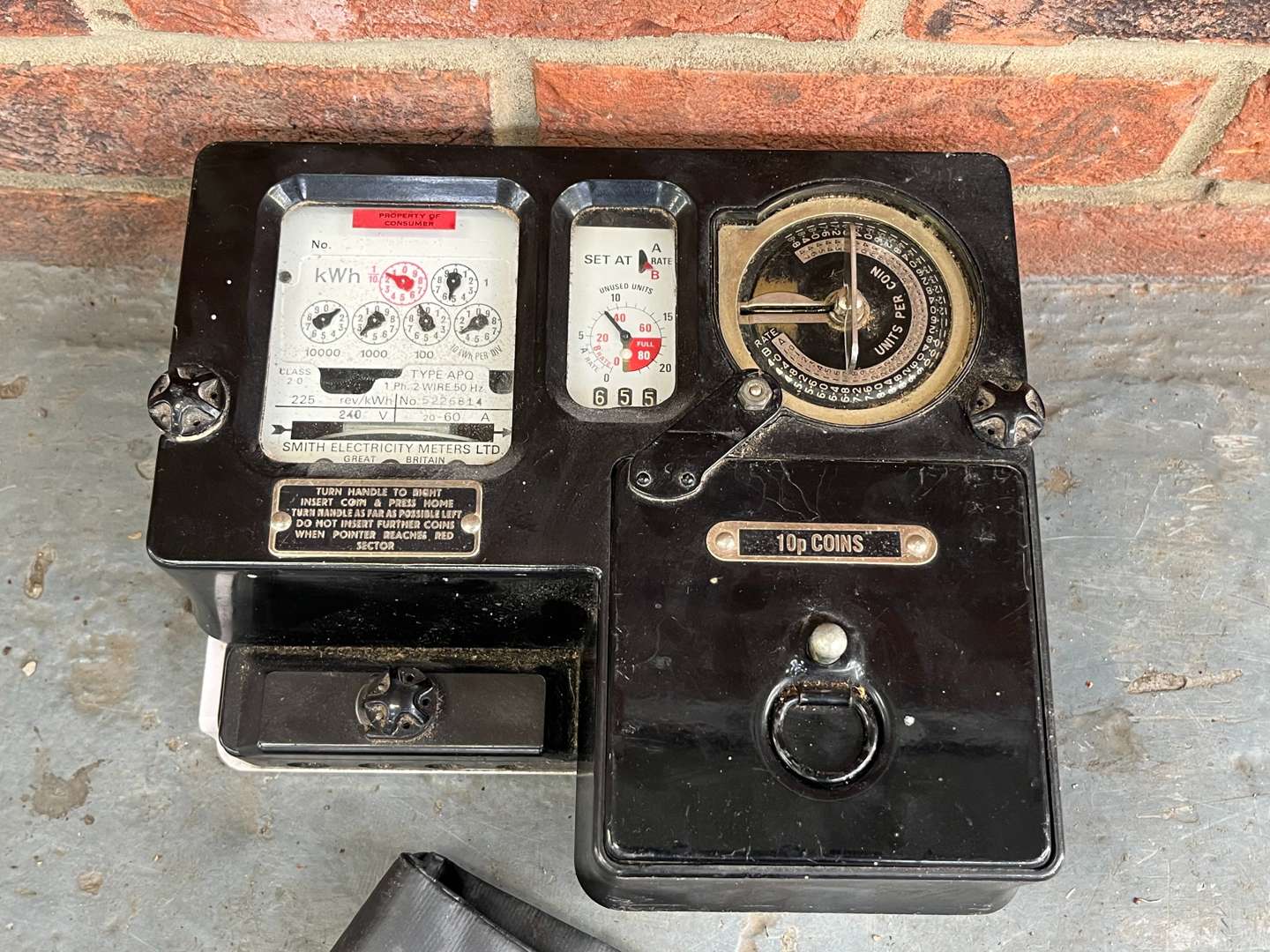 <p>Smiths Vintage Electricity Meter and Coins</p>