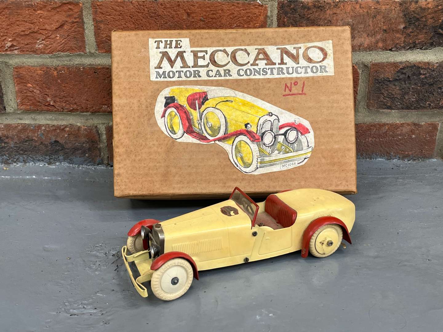 <p>Meccano Tin Plate Car</p>