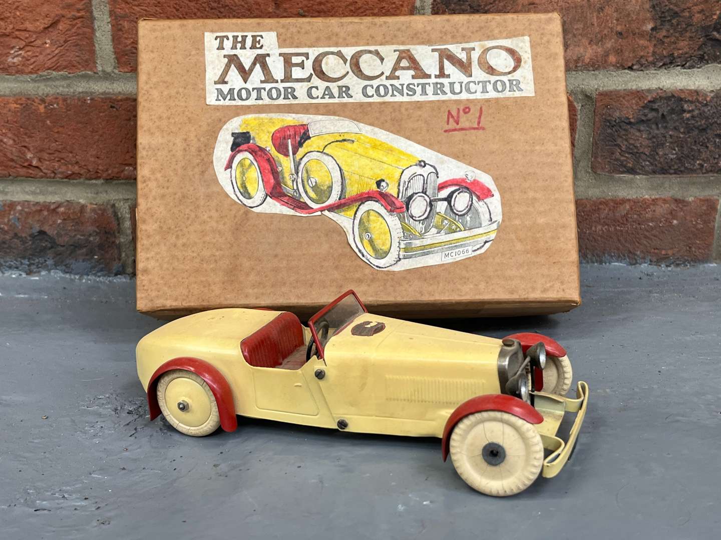 <p>Meccano Tin Plate Car</p>