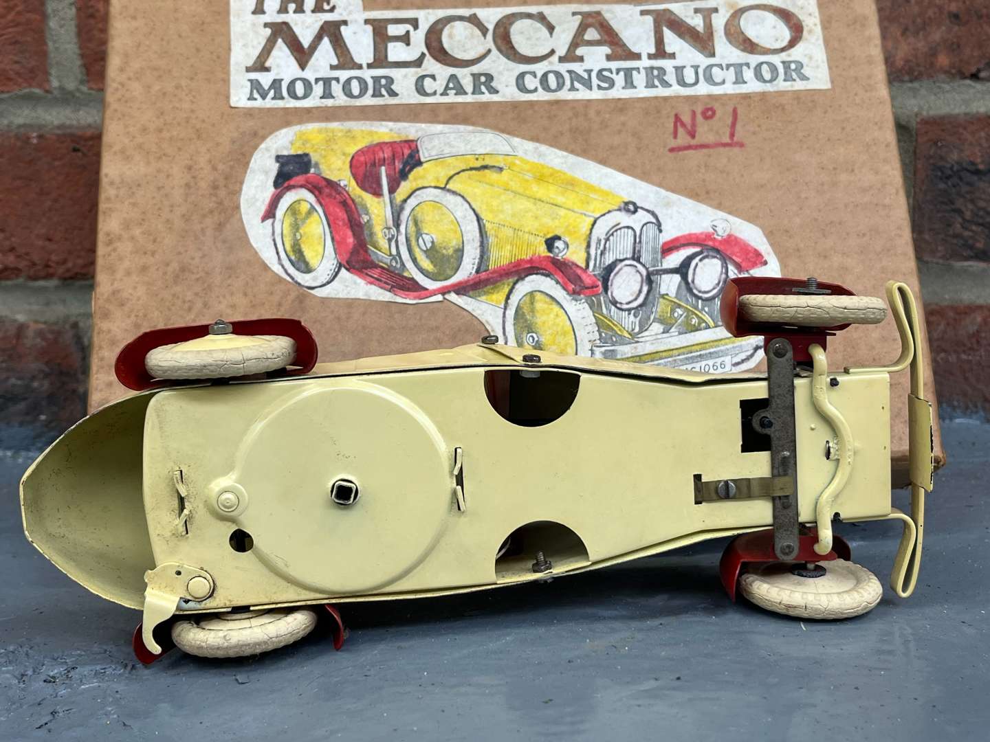 <p>Meccano Tin Plate Car</p>