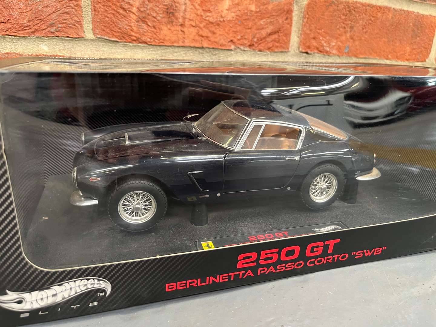 <p>Hotwheels 1:18 Scale Boxed Ferrari 250GT Model Car</p>
