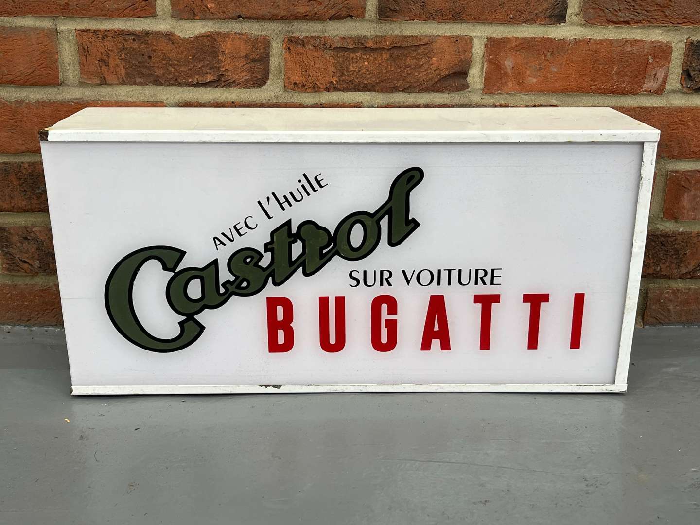 <p>Castrol Bugatti Made Light Box</p>
