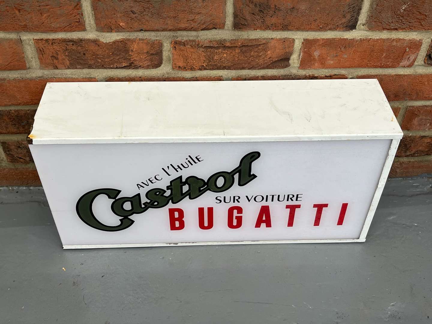 <p>Castrol Bugatti Made Light Box</p>