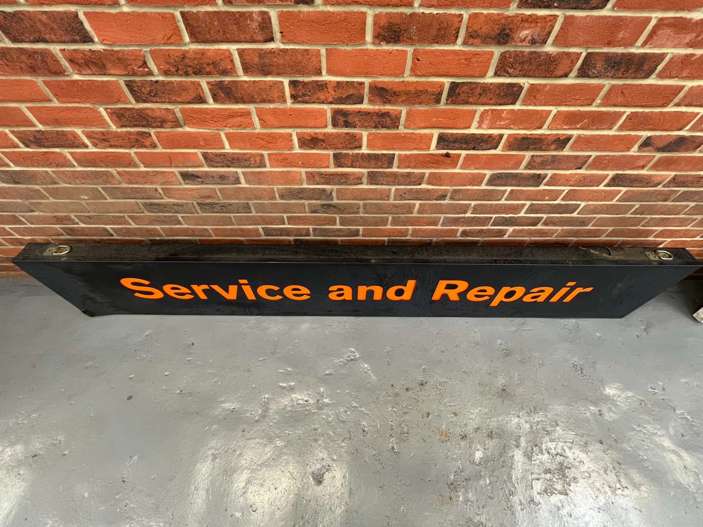 <p>Service and Repair Large Dealership Light Box</p>
