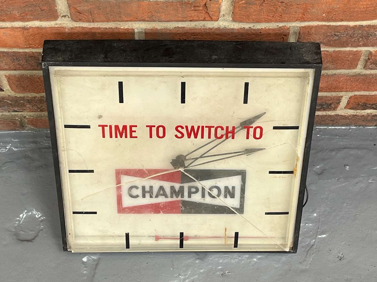 <p>Champion Spark Plug Electric Wall Clock a/f&nbsp;</p>