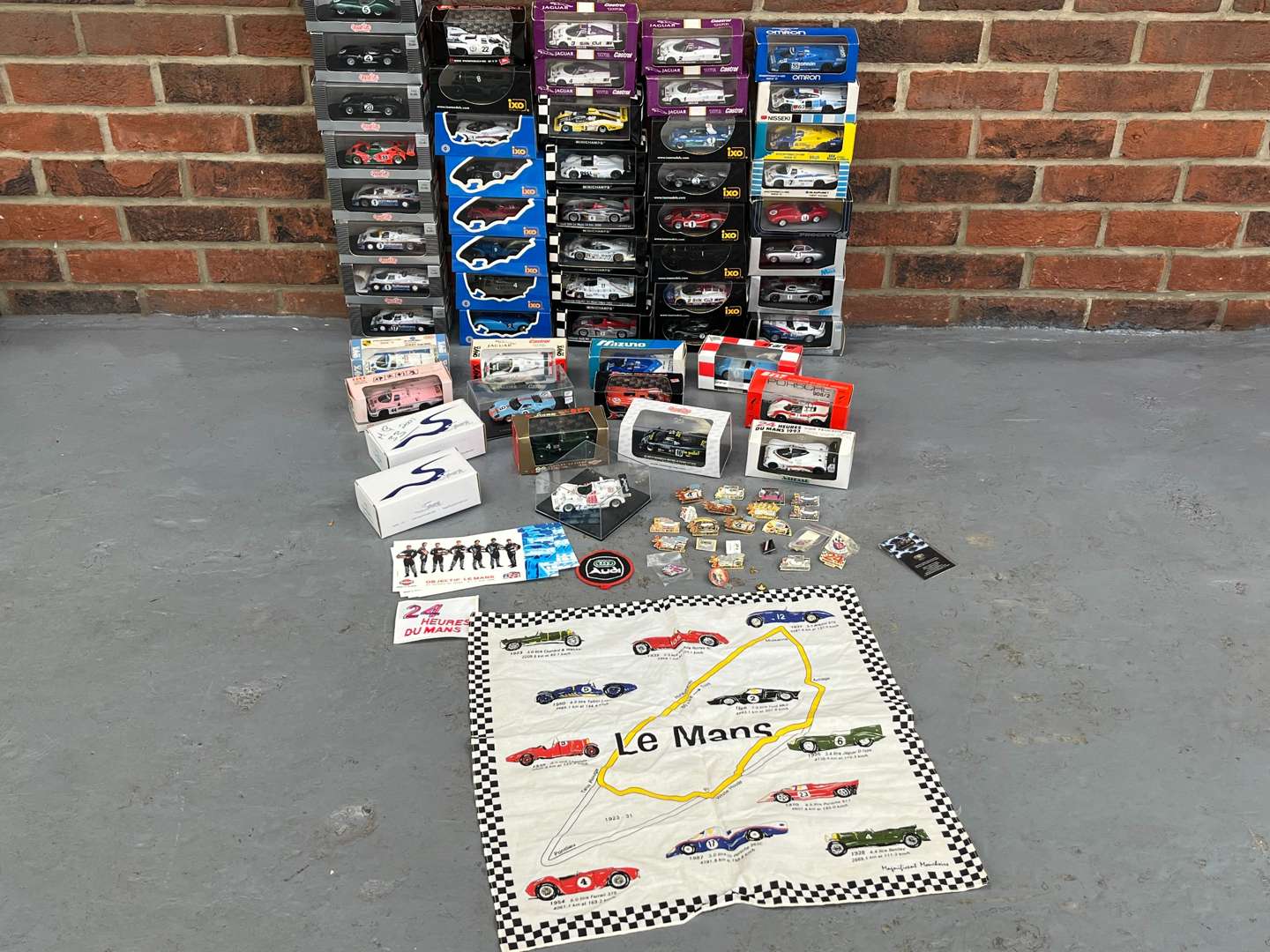 <p>Quantity of Boxed Die Cast Model Cars</p>