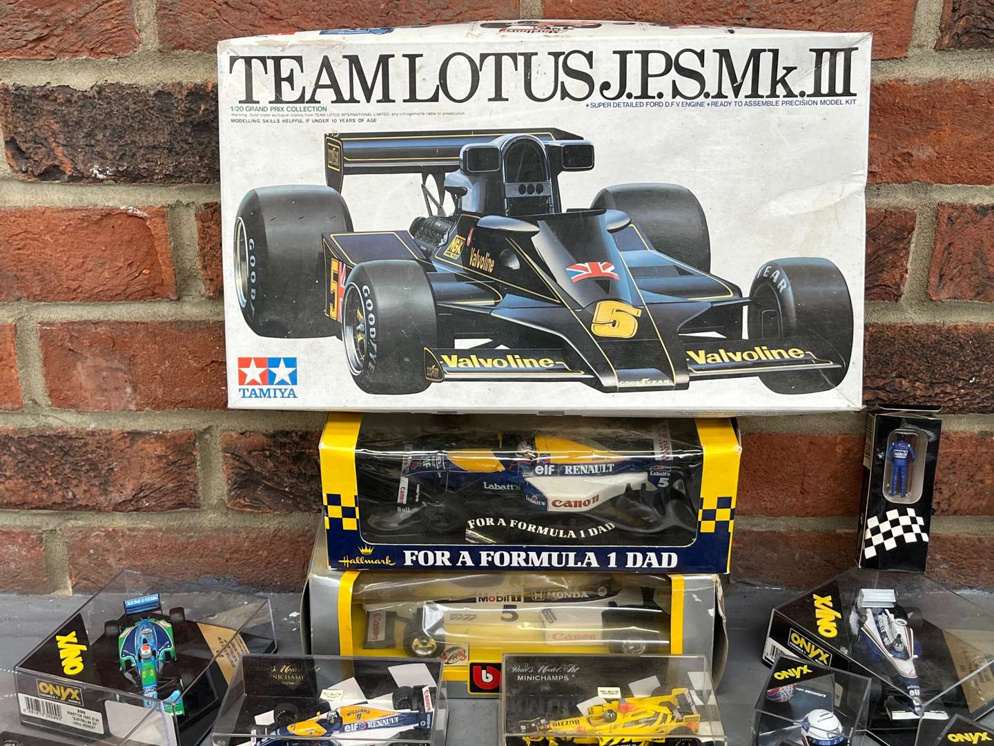 <p>Quantity of Formula 1 Model Cars and Helmets&nbsp;</p>