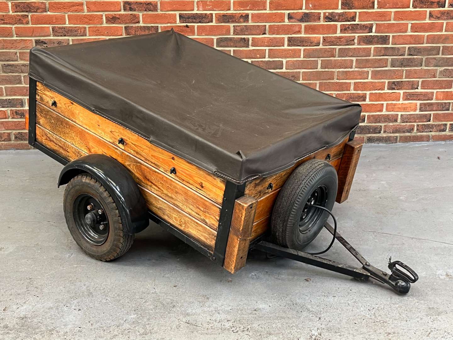 <p>Wooden Single Axle Car Trailer</p>