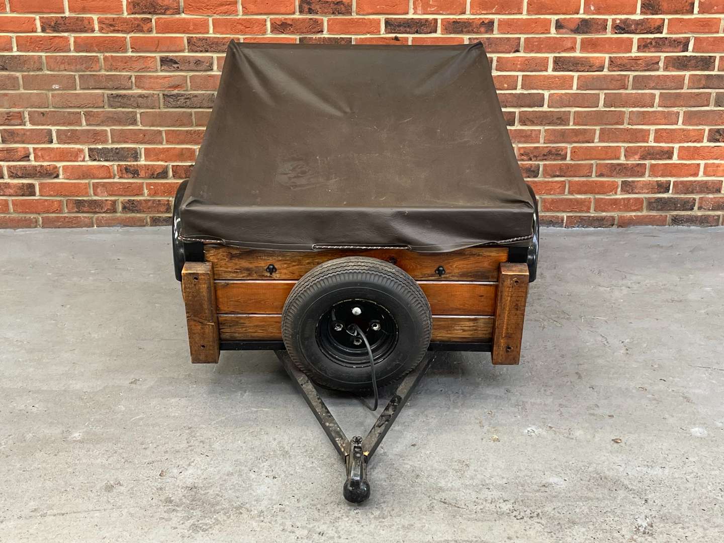 <p>Wooden Single Axle Car Trailer</p>