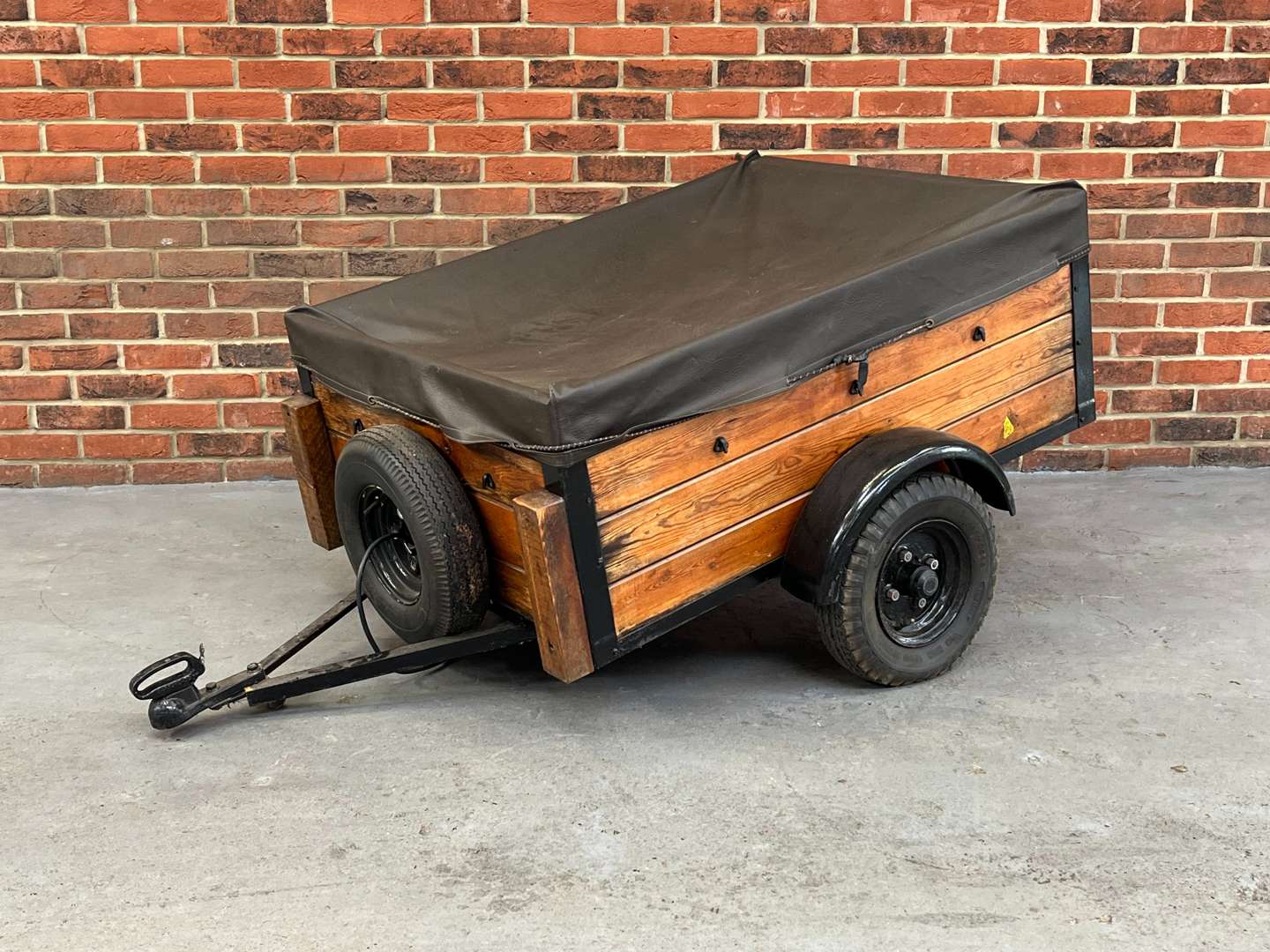 <p>Wooden Single Axle Car Trailer</p>