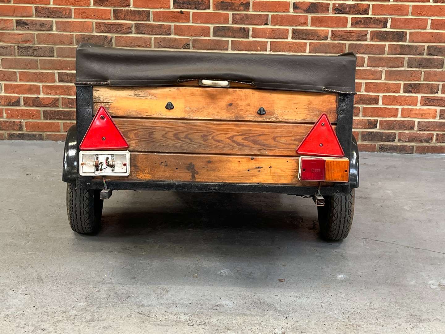 <p>Wooden Single Axle Car Trailer</p>