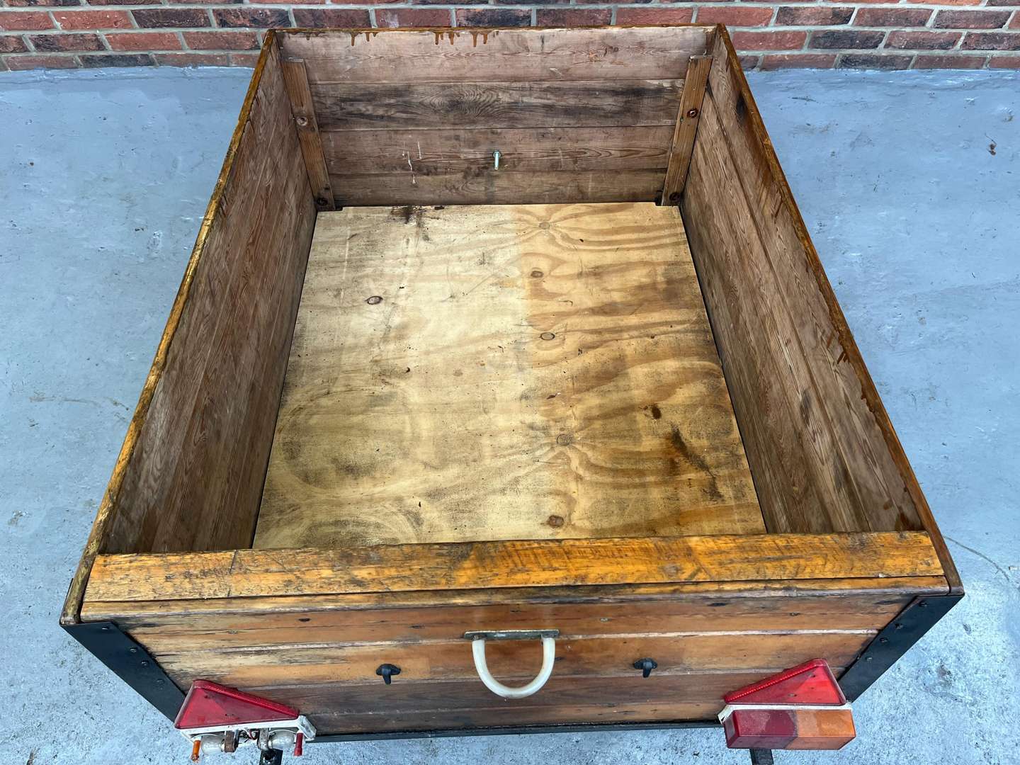 <p>Wooden Single Axle Car Trailer</p>