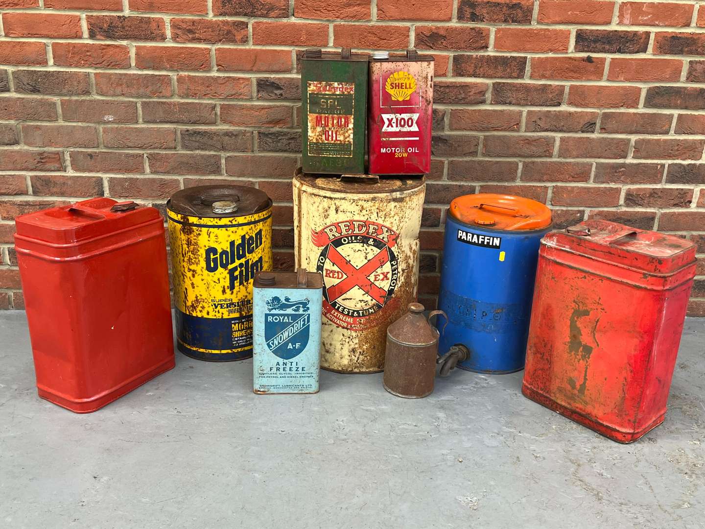 <p>Assorted Vintage Fuel/Oil Cans</p>