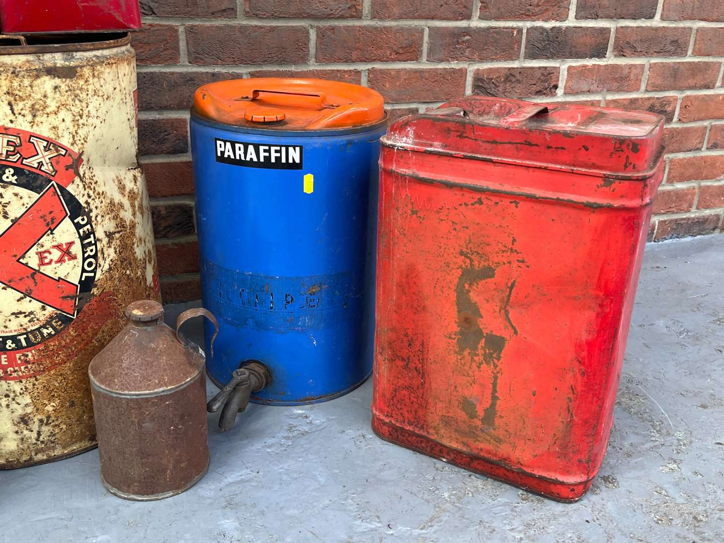 <p>Assorted Vintage Fuel/Oil Cans</p>