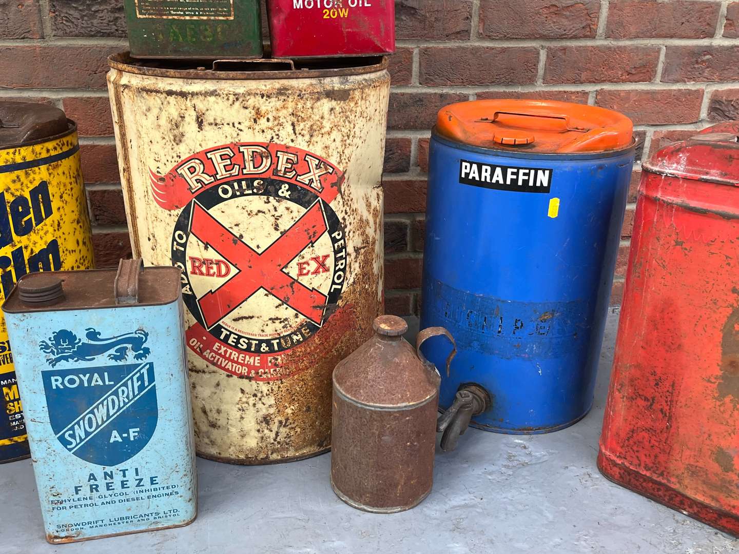 <p>Assorted Vintage Fuel/Oil Cans</p>
