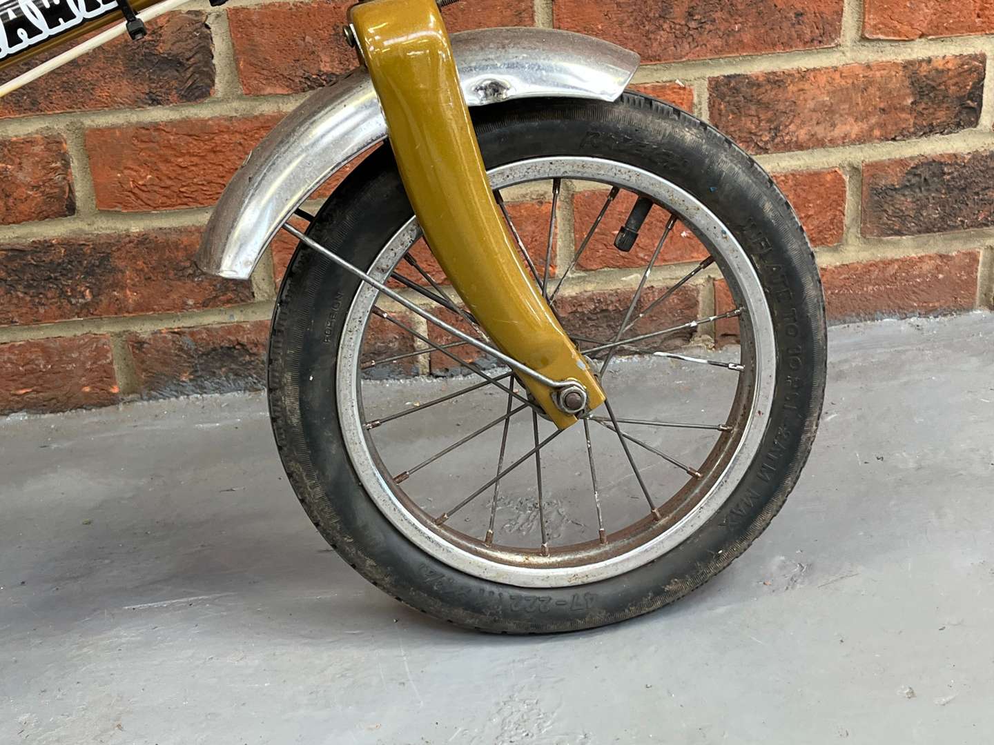 <p>Raleigh Tomahawk Childs Bicycle</p>