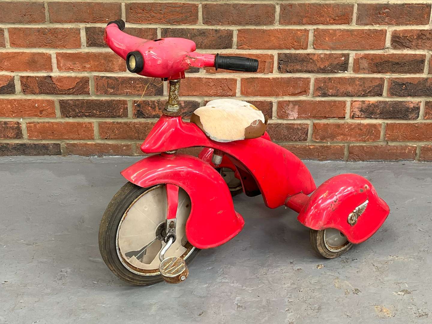 <p>Morgan Tin Plate Childs Trike</p>