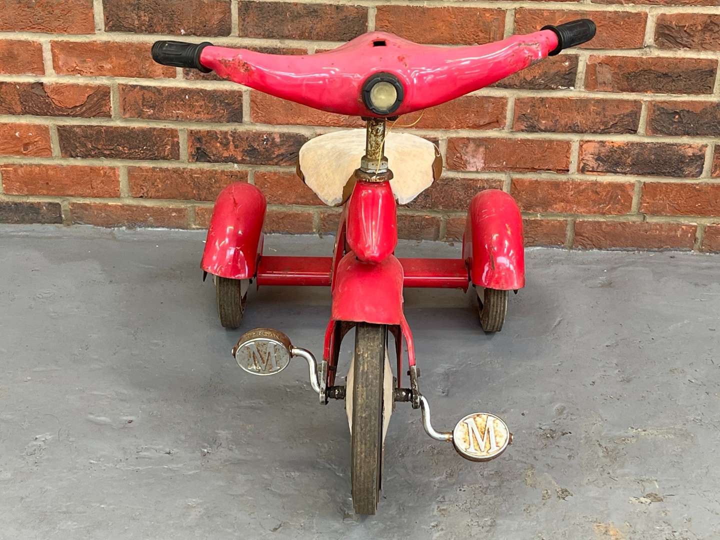 <p>Morgan Tin Plate Childs Trike</p>
