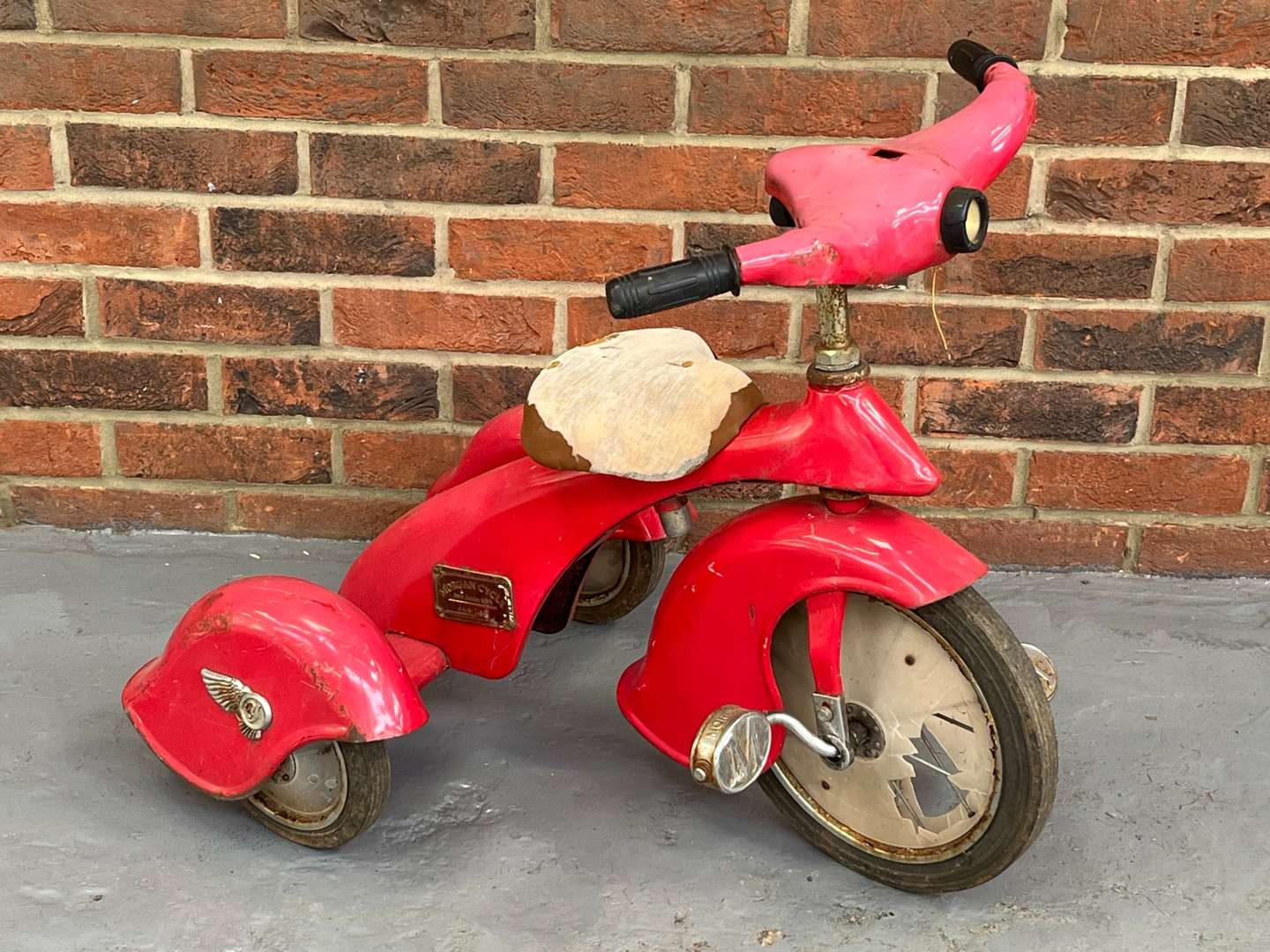 <p>Morgan Tin Plate Childs Trike</p>