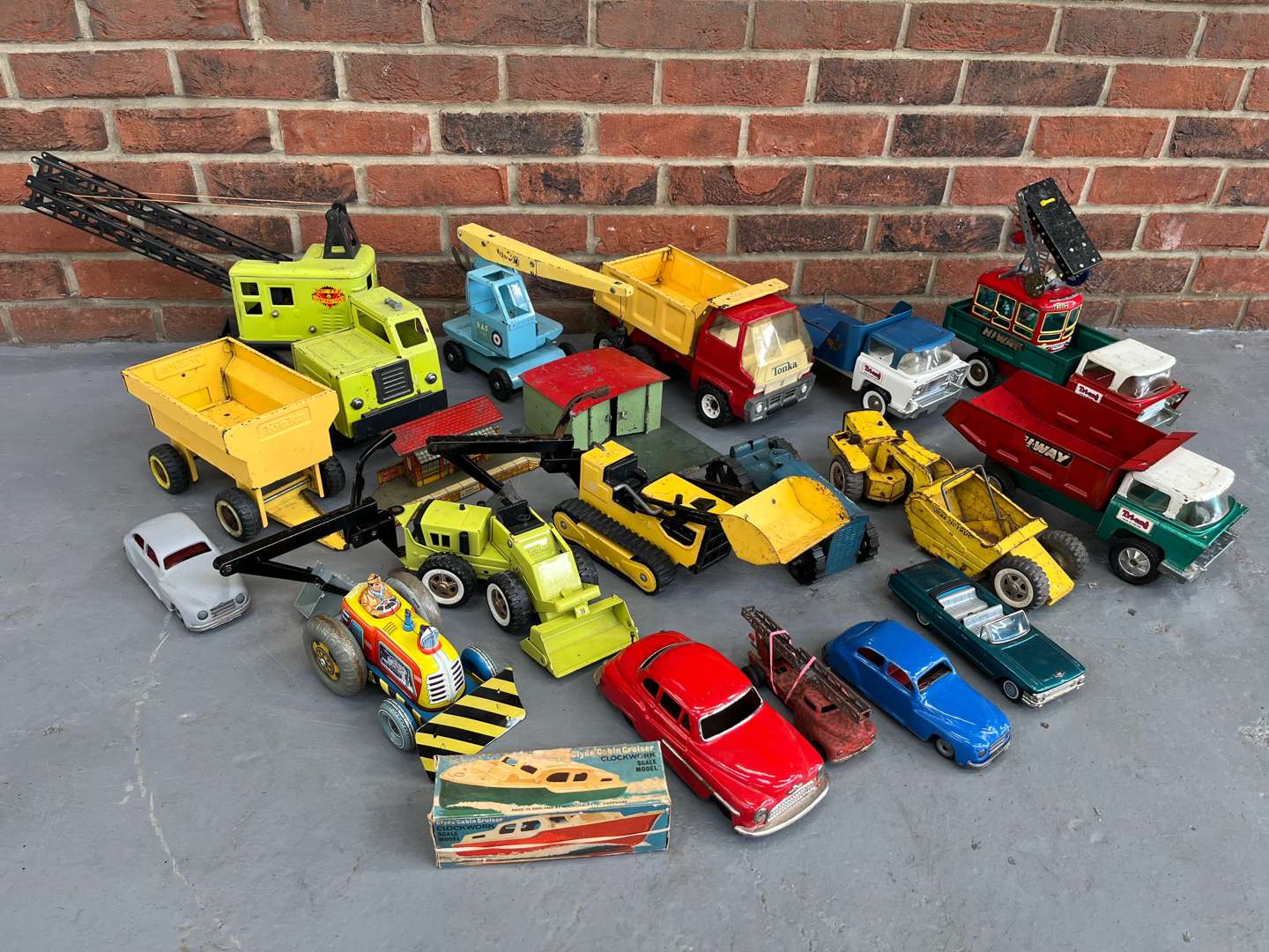 <p>Quantity of Tri-ang and Tonka Tin Plate Toys</p>