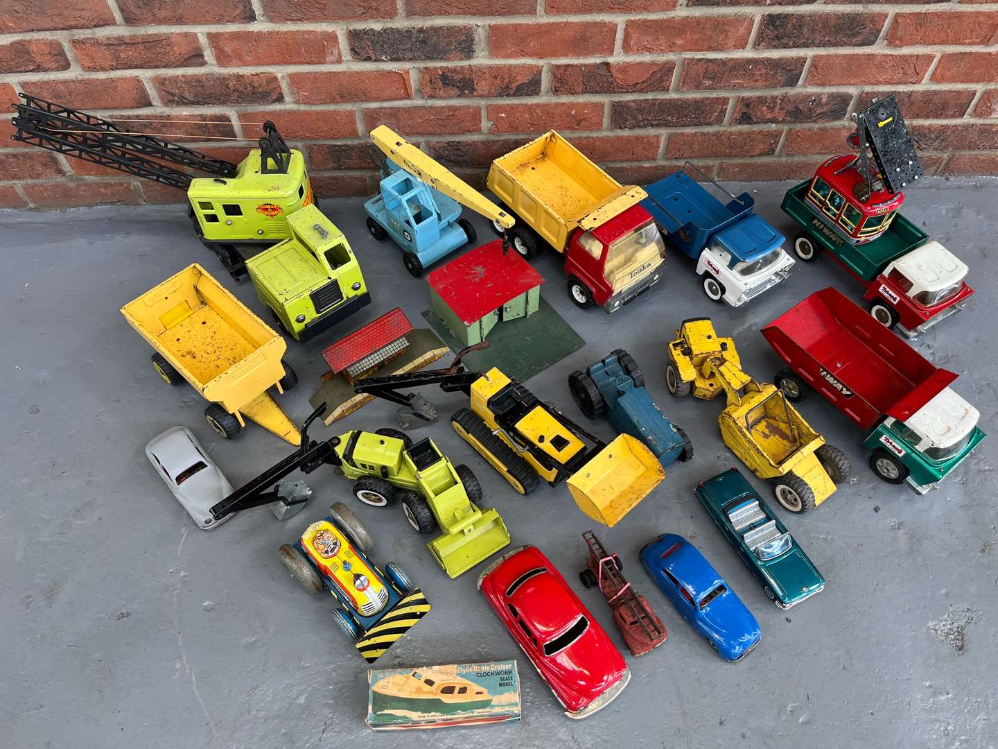 <p>Quantity of Tri-ang and Tonka Tin Plate Toys</p>