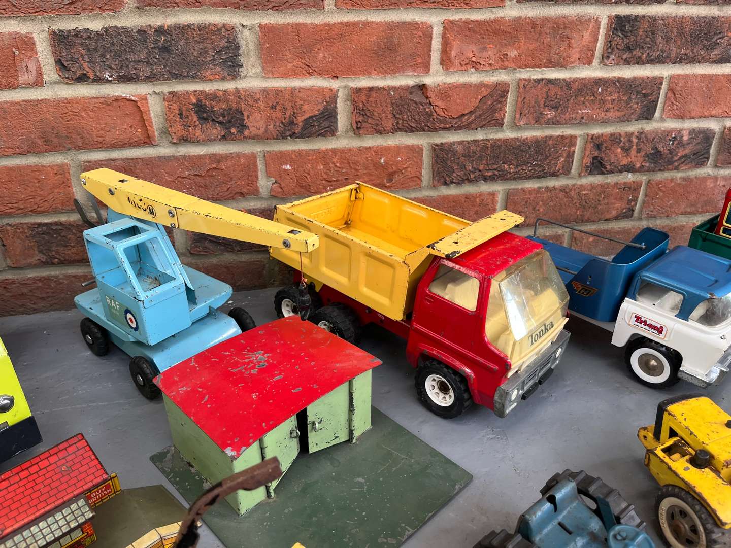 <p>Quantity of Tri-ang and Tonka Tin Plate Toys</p>