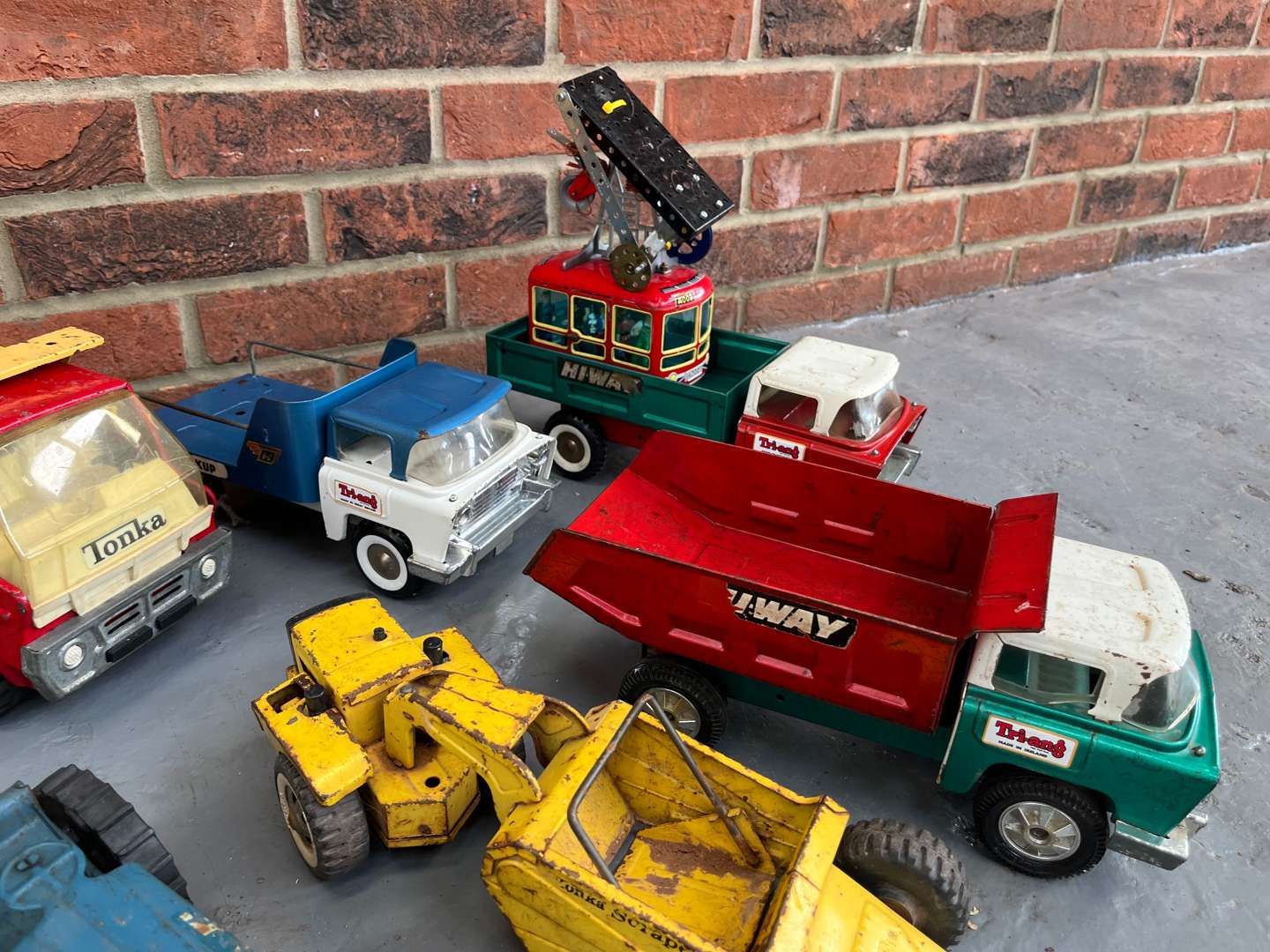<p>Quantity of Tri-ang and Tonka Tin Plate Toys</p>