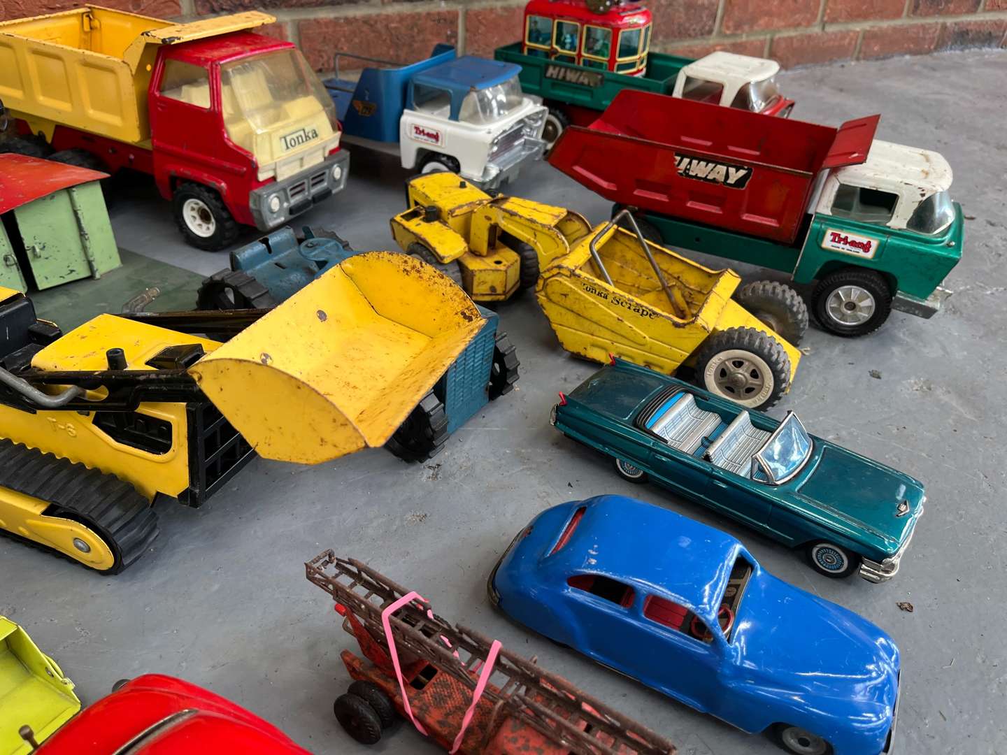 <p>Quantity of Tri-ang and Tonka Tin Plate Toys</p>