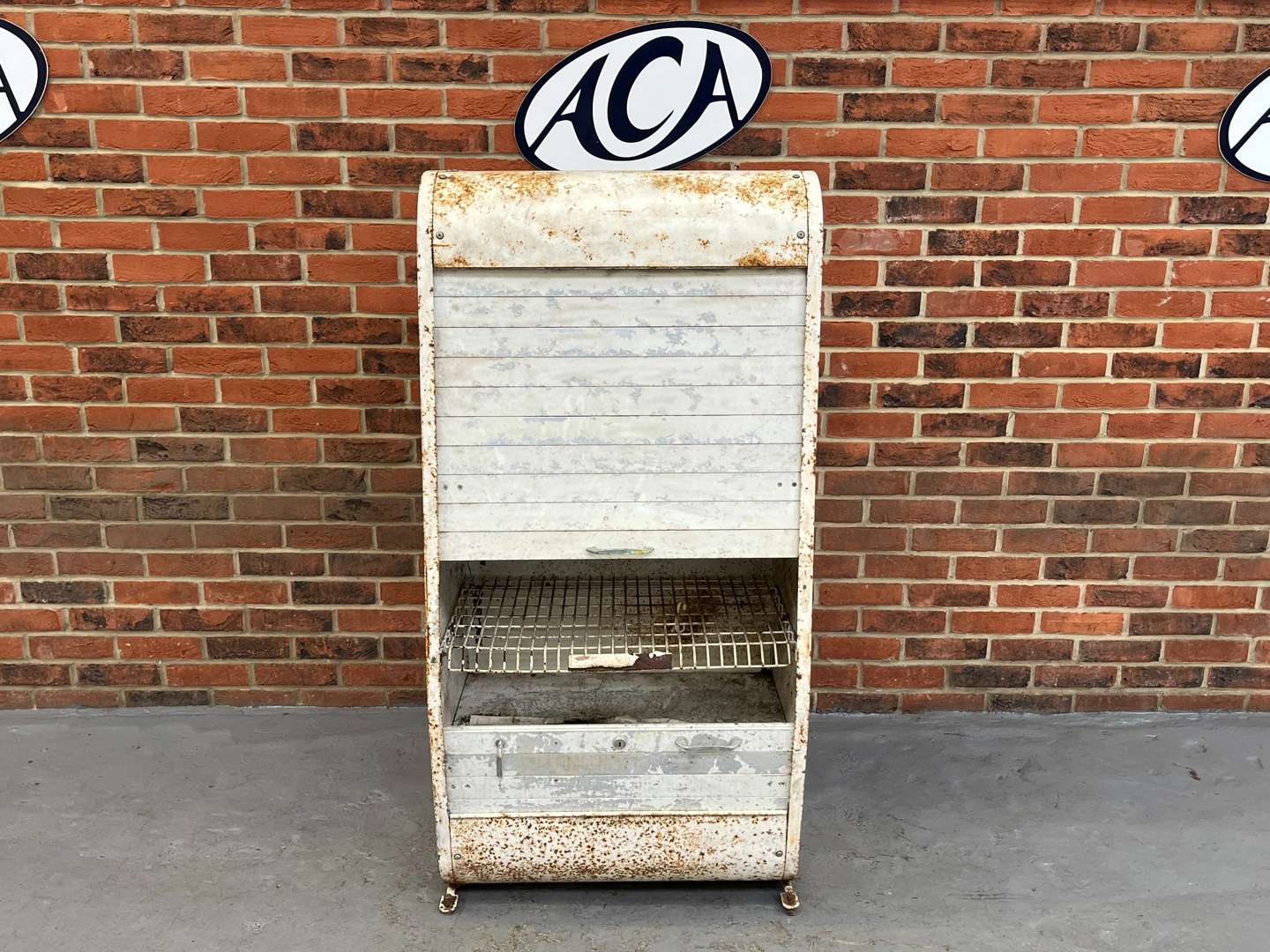 <p>Forecourt Metal Oil Display Cabinet&nbsp;</p>