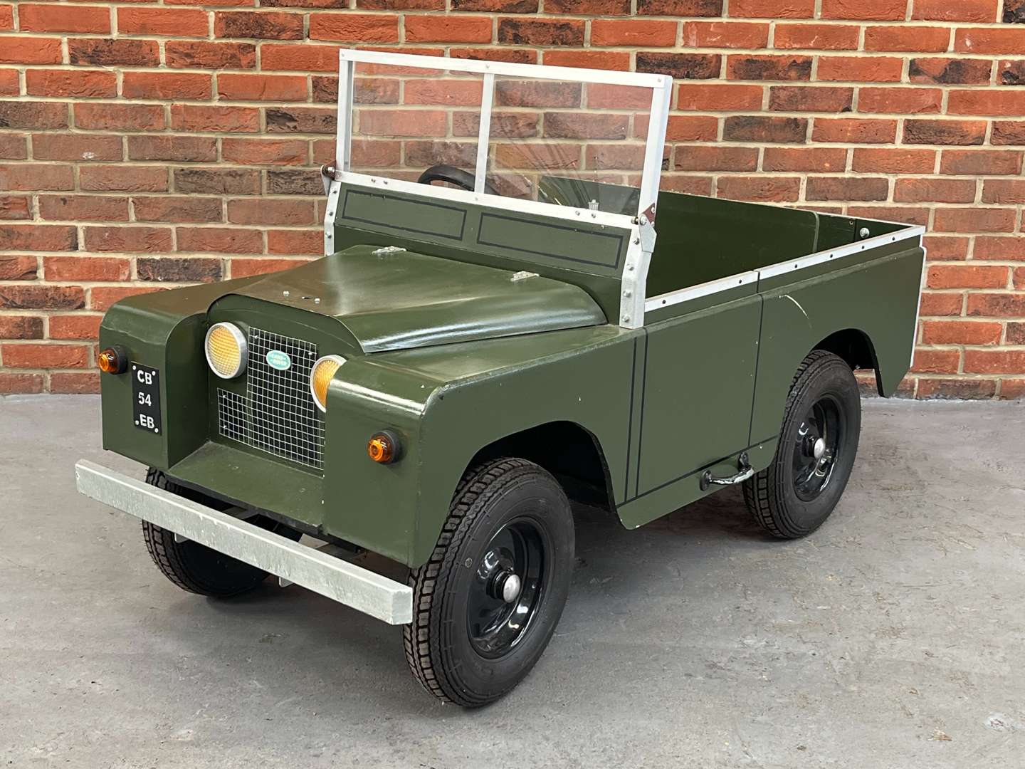 <p>Toylander Childs Battery Powered Land Rover</p>