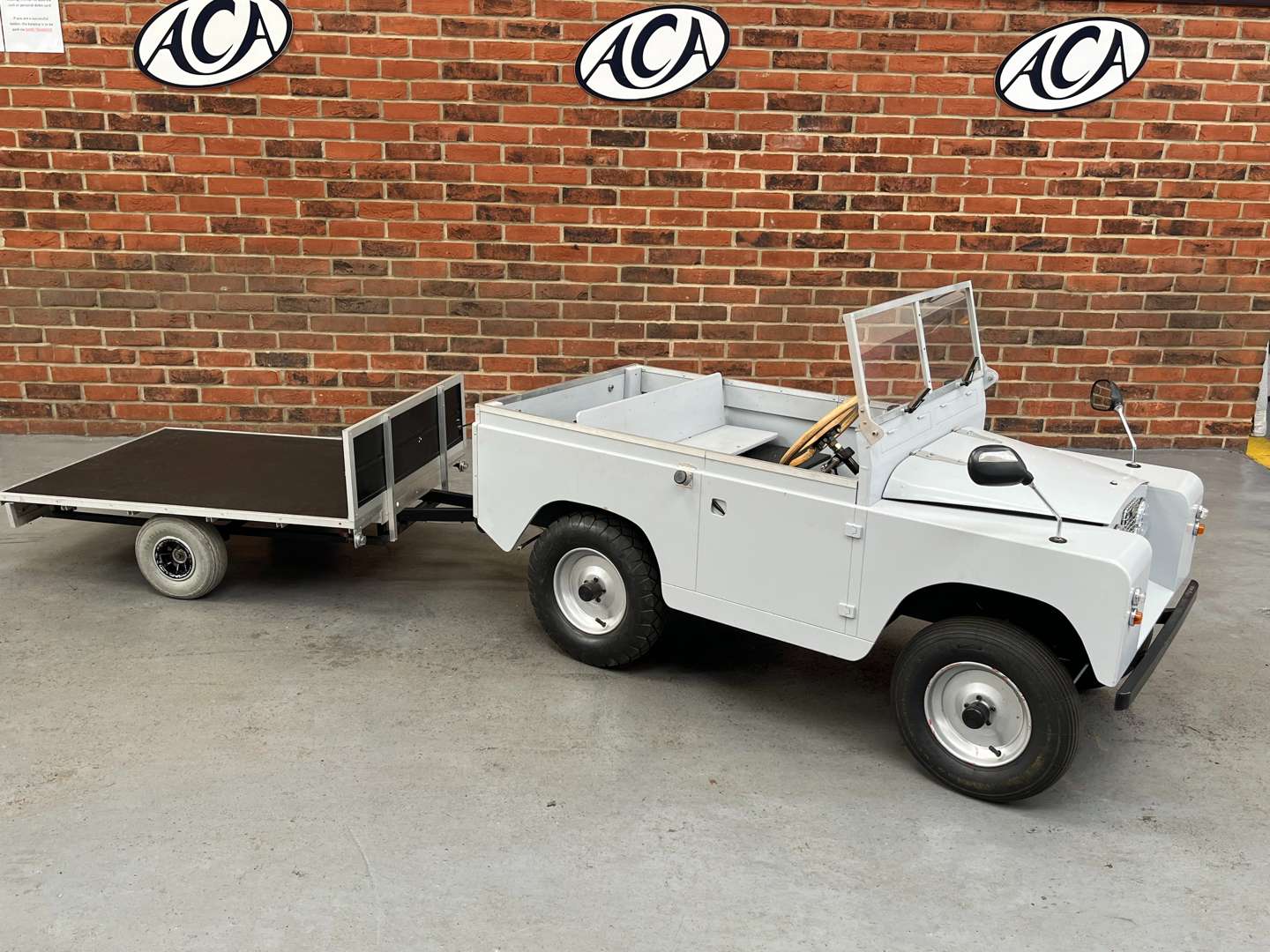 <p>Toylander Childs Battery Operated Land Rover and Trailer</p>