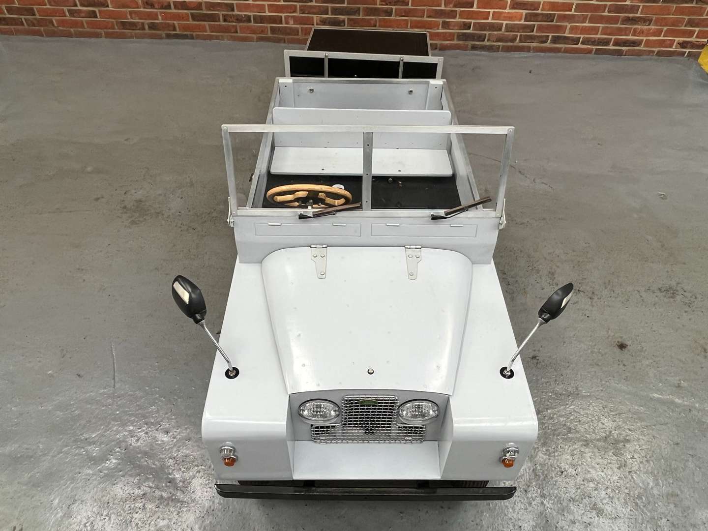 <p>Toylander Childs Battery Operated Land Rover and Trailer</p>