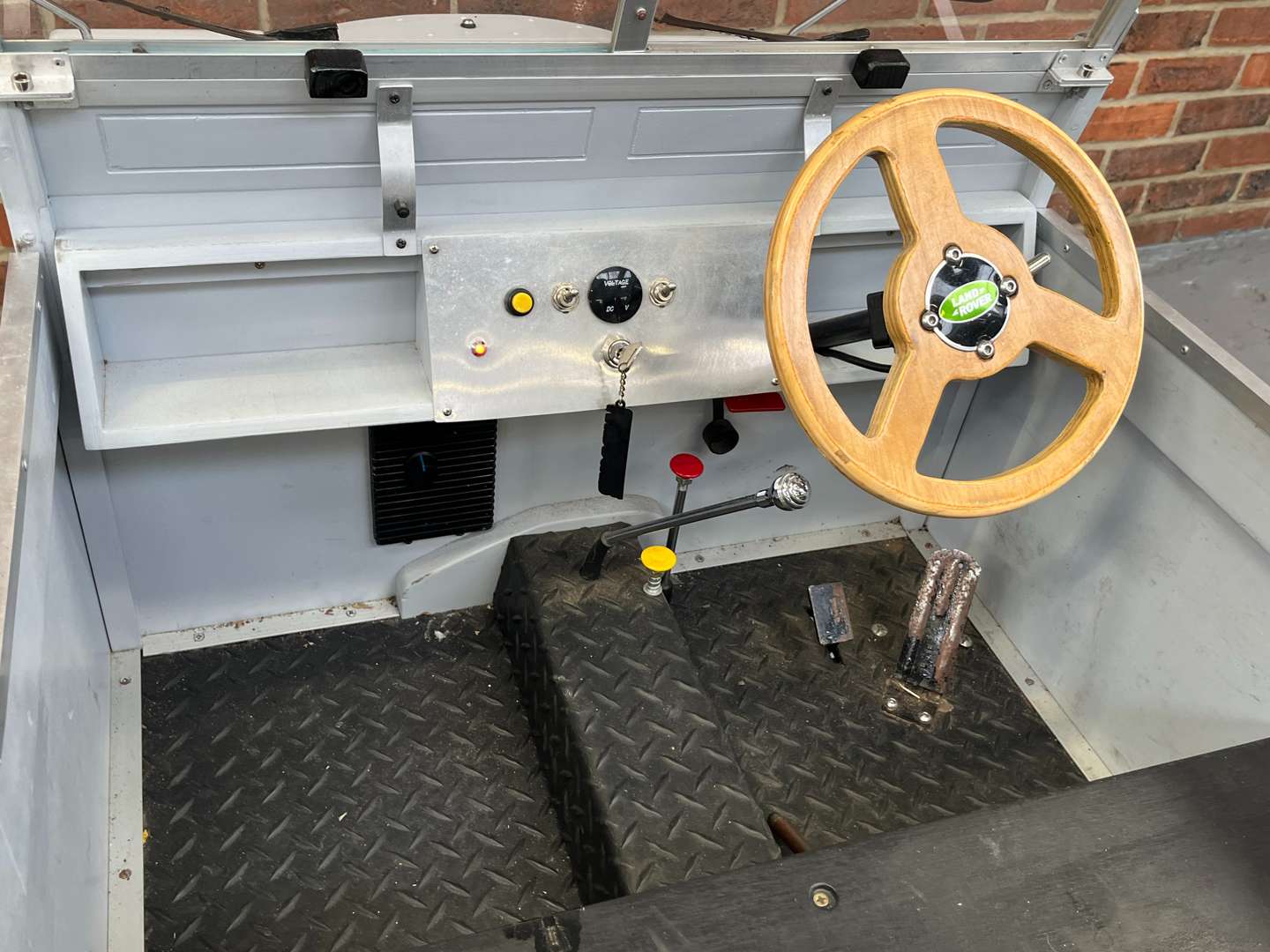 <p>Toylander Childs Battery Operated Land Rover and Trailer</p>