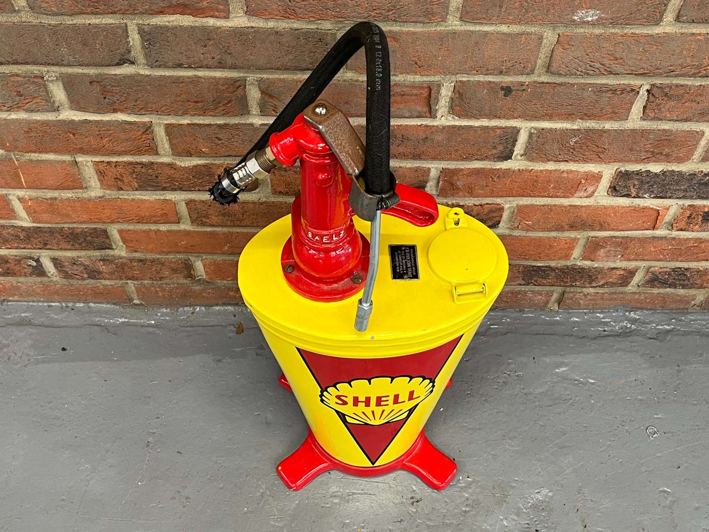 <p>Restored Shell Liveried Forecourt Oil Dispenser&nbsp;</p>