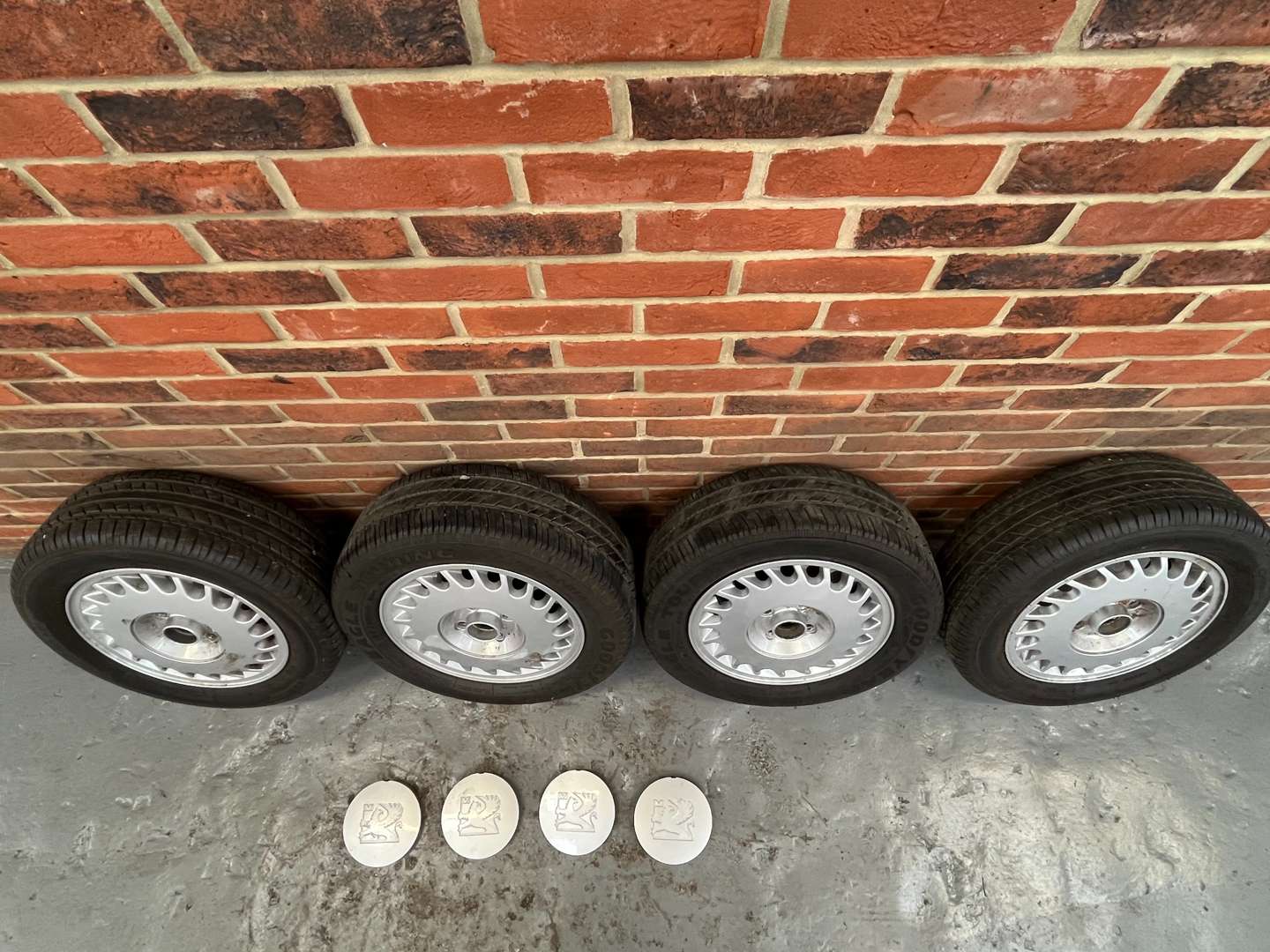 <p>Vauxhall Astra GTE Alloy Wheels&nbsp;</p>