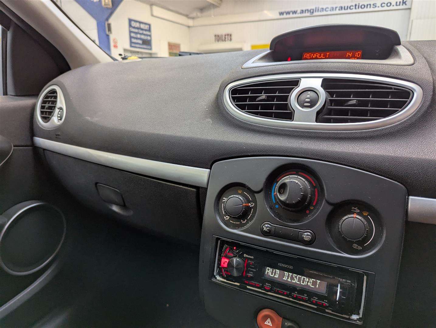 <p>2009 RENAULT CLIO **SOLD</p>