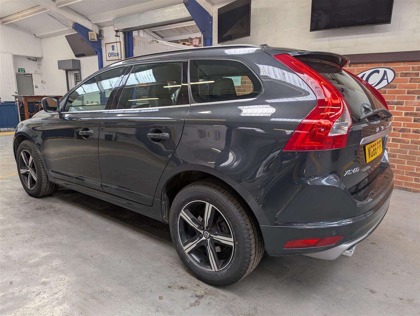 <p>2016 VOLVO XC60 R-DESIGN NAV D4</p>