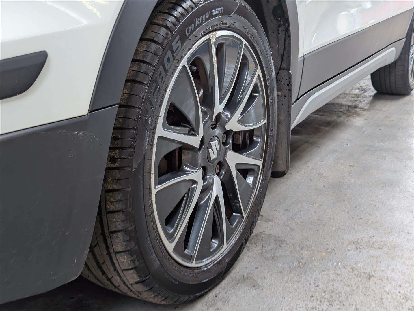 <p>2015 SUZUKI SX4 S-CROSS SZ-T</p>