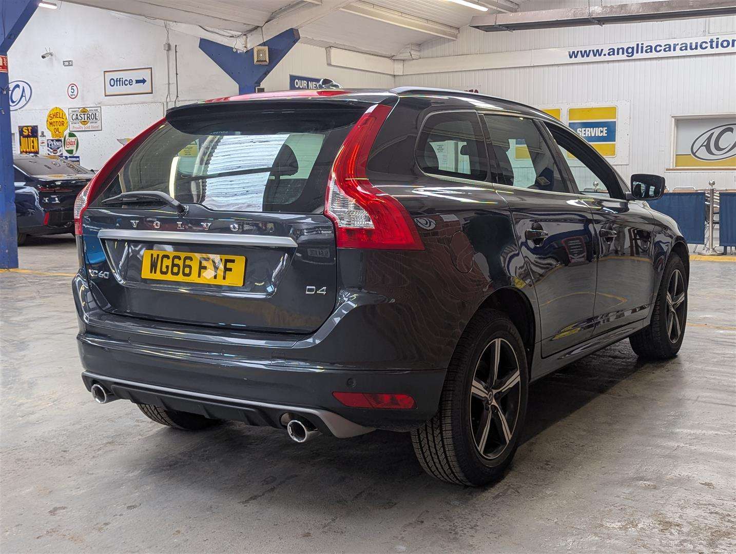 <p>2016 VOLVO XC60 R-DESIGN NAV D4</p>