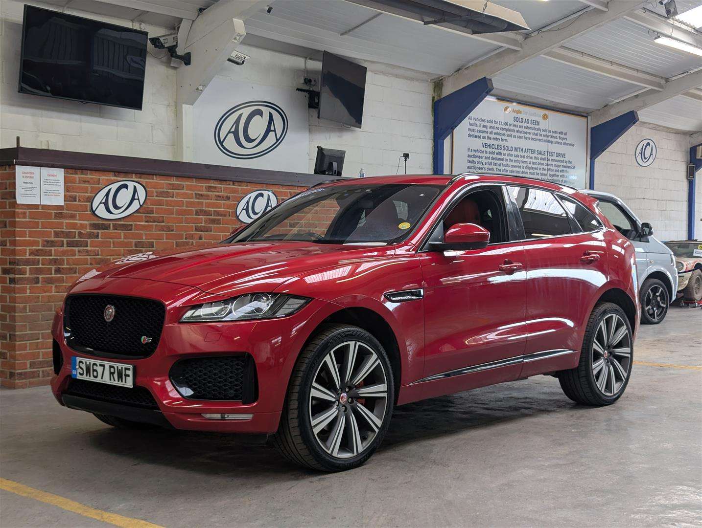 <p>2017 JAGUAR F-PACE V6 S AWD D AUTO</p>