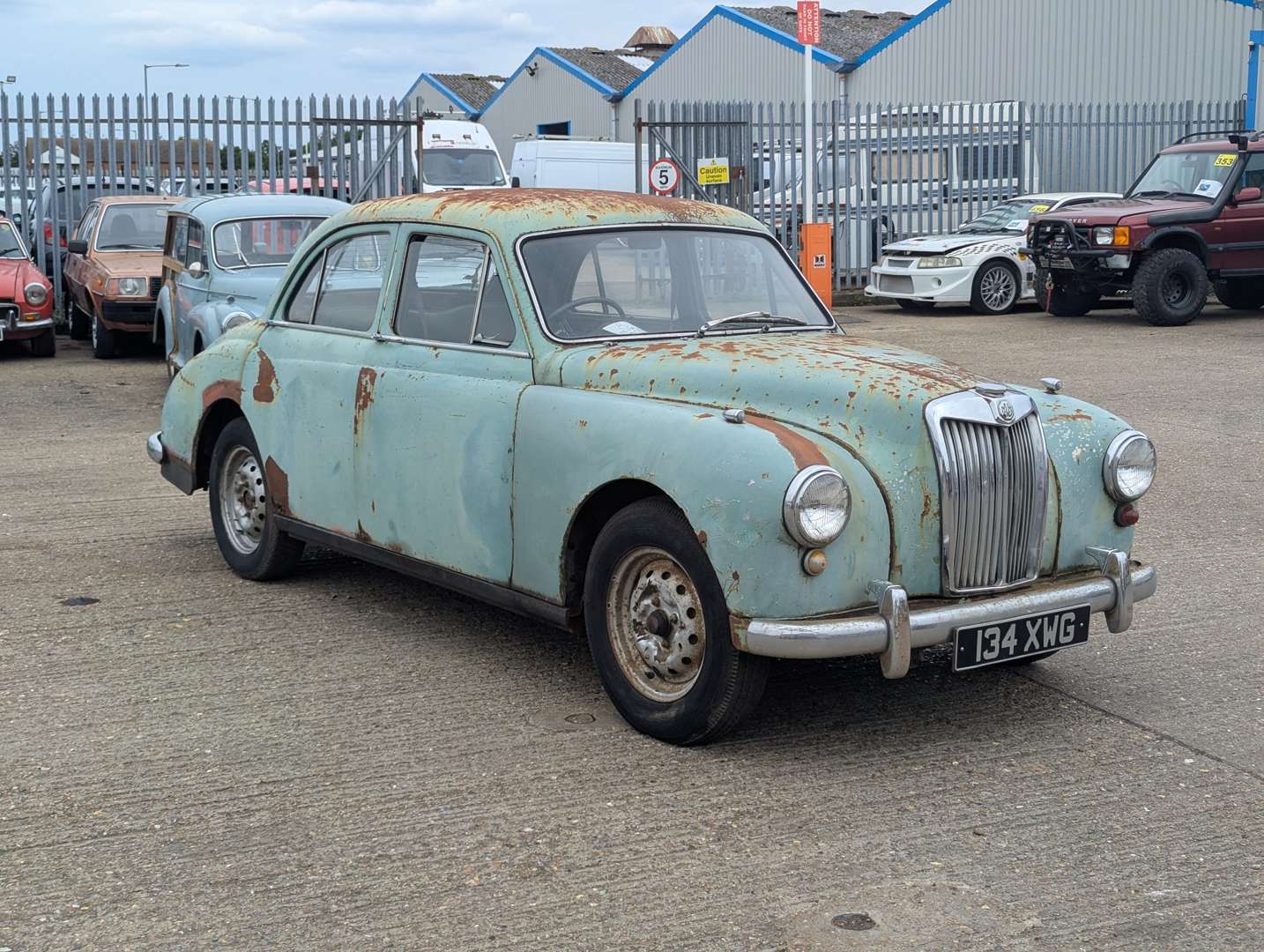 <p>1955 MG MAGNETTE</p>