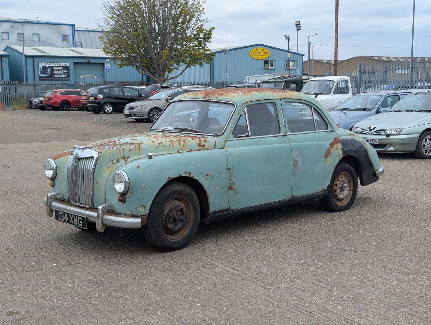 <p>1955 MG MAGNETTE</p>