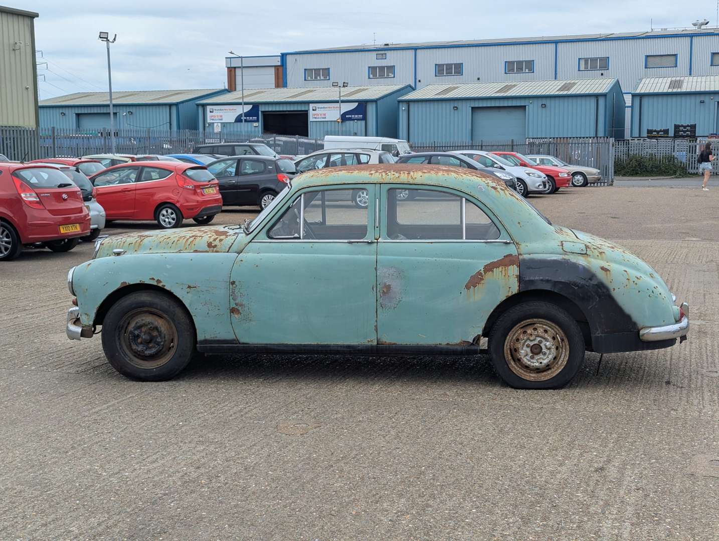 <p>1955 MG MAGNETTE</p>